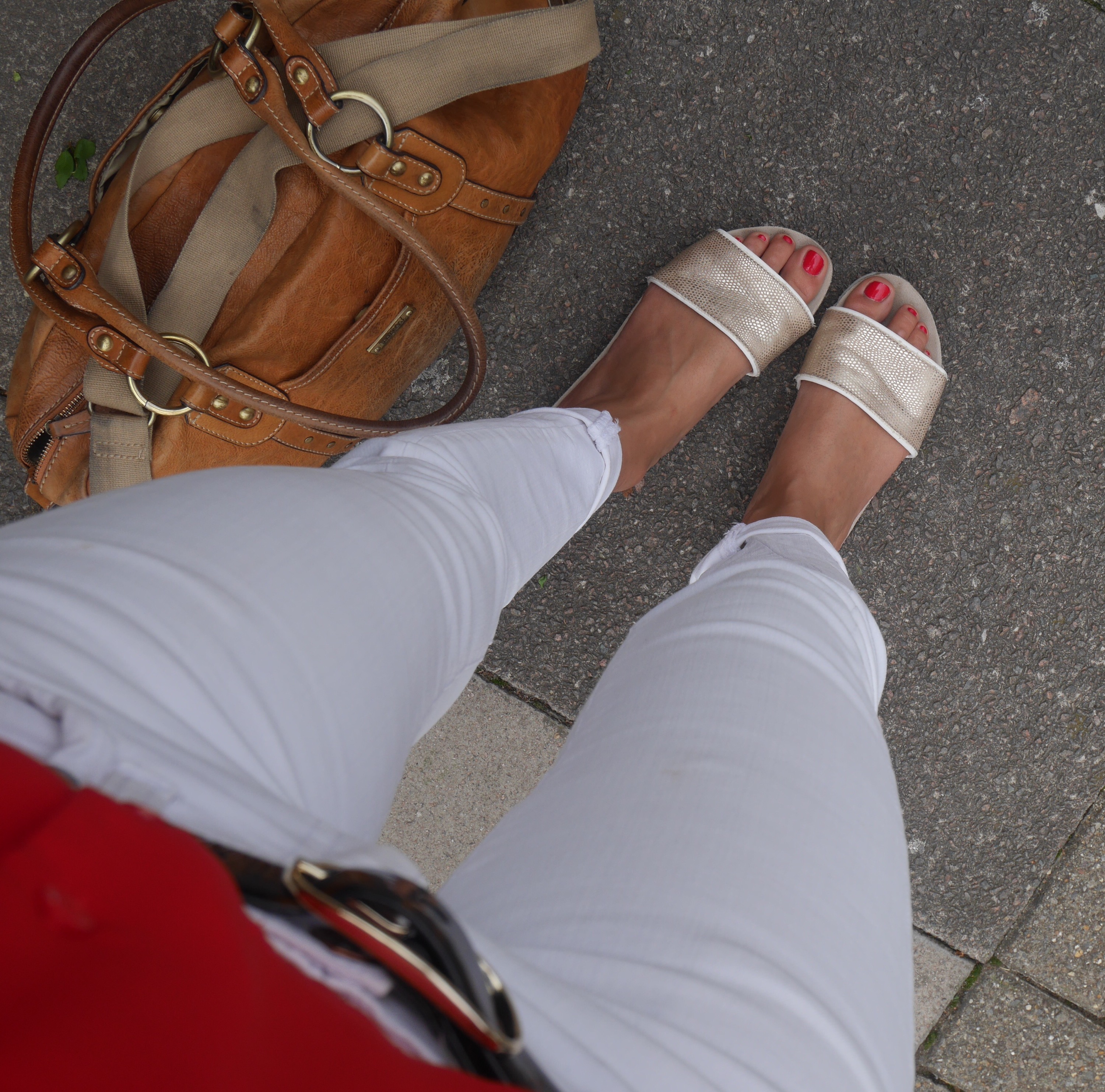 cocomamastyle | mum style blog UK | outfit of the day | white jeans gold slides red top