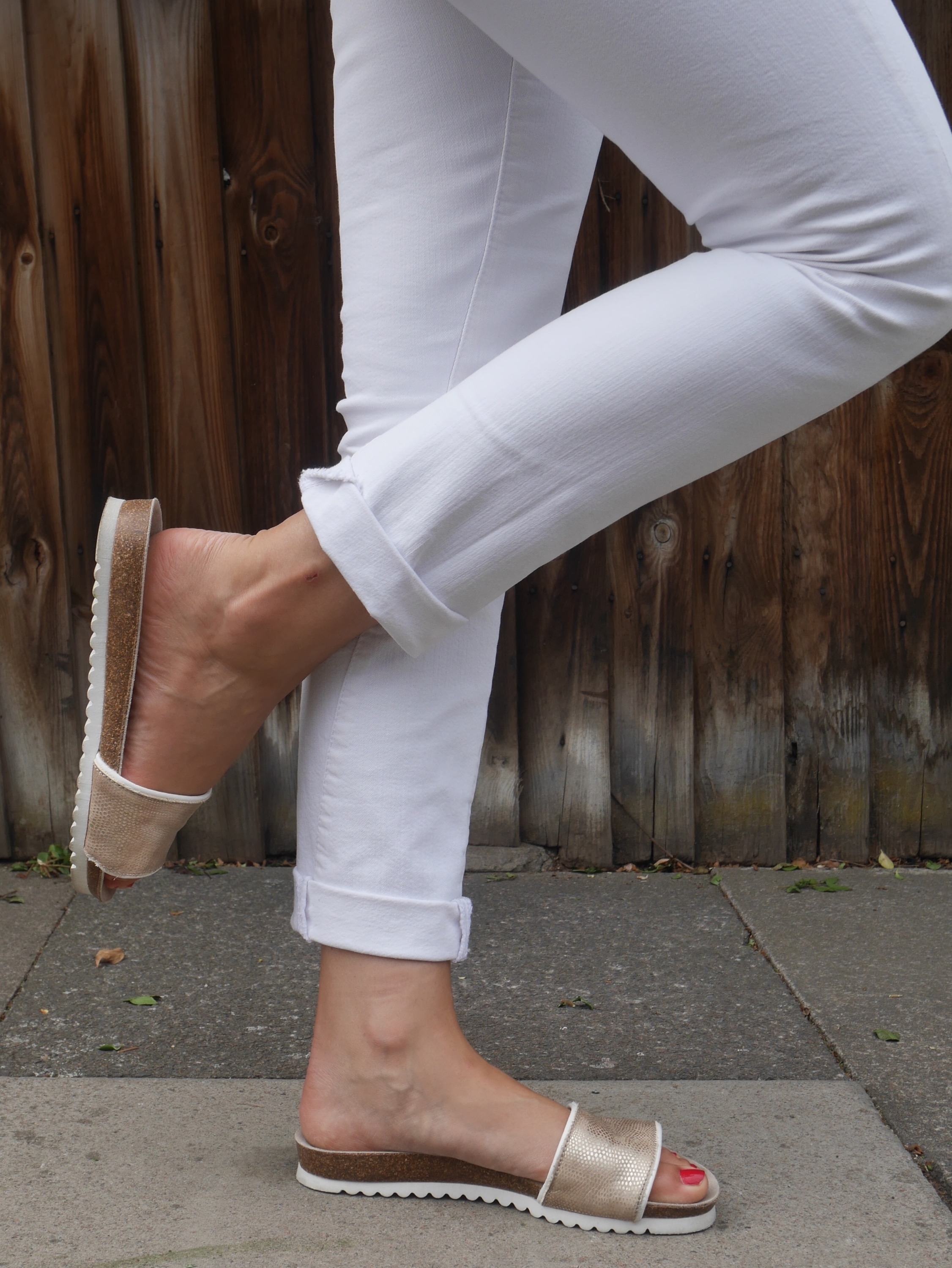 cocomamastyle | mum style blog UK | outfit of the day | white jeans, gold slides
